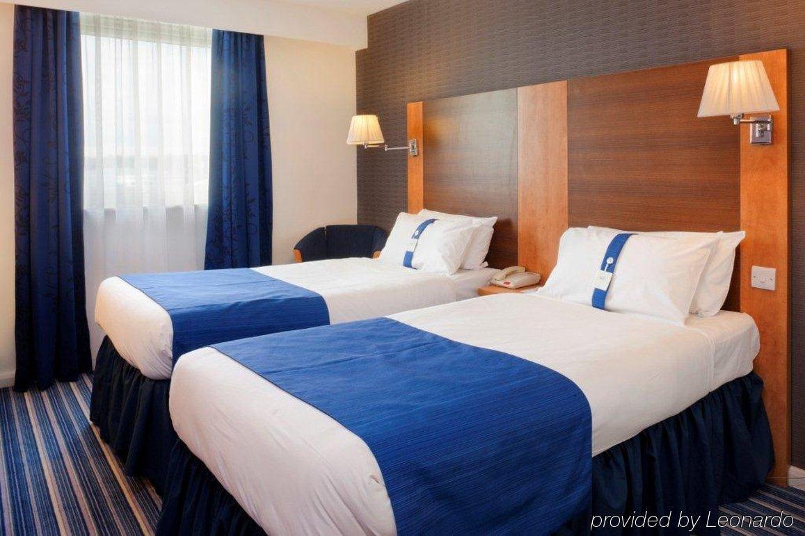 Holiday Inn Express Nuneaton By Ihg Стая снимка